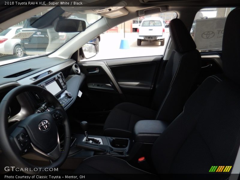Super White / Black 2018 Toyota RAV4 XLE