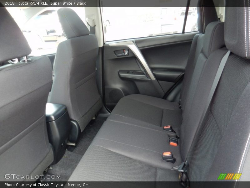 Super White / Black 2018 Toyota RAV4 XLE