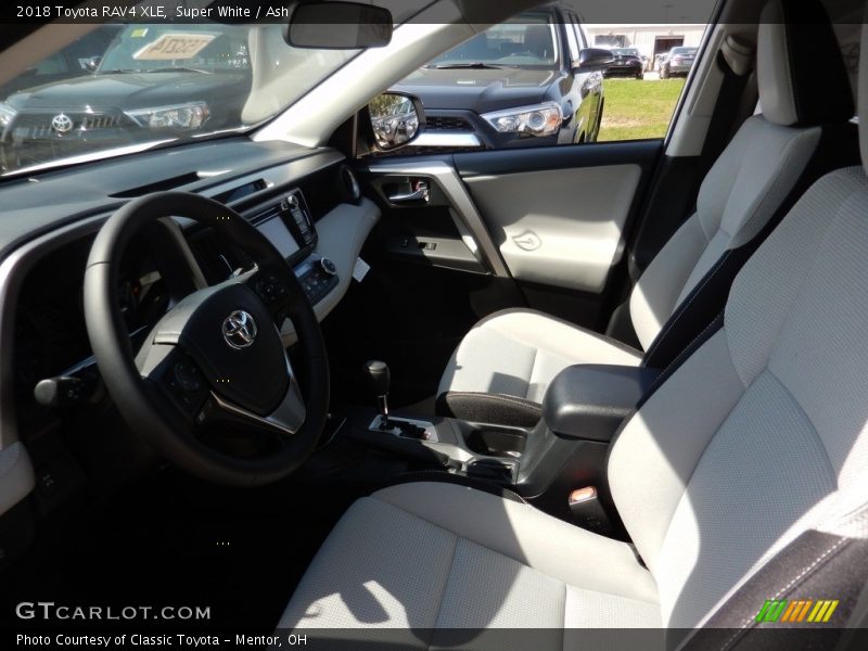 Super White / Ash 2018 Toyota RAV4 XLE
