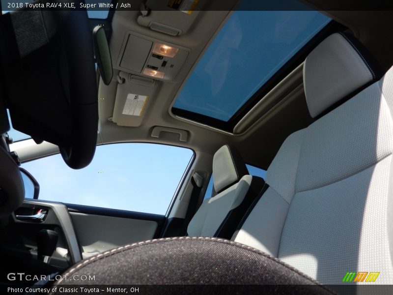 Super White / Ash 2018 Toyota RAV4 XLE