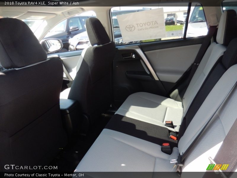 Super White / Ash 2018 Toyota RAV4 XLE