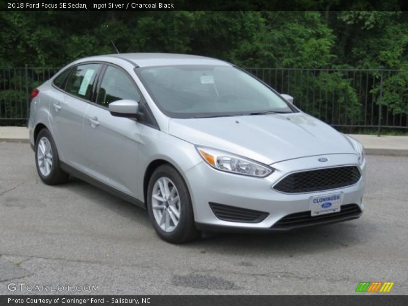 Ingot Silver / Charcoal Black 2018 Ford Focus SE Sedan