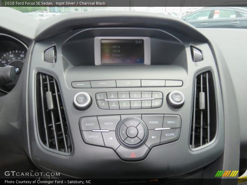 Ingot Silver / Charcoal Black 2018 Ford Focus SE Sedan