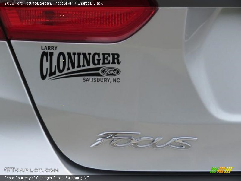 Ingot Silver / Charcoal Black 2018 Ford Focus SE Sedan