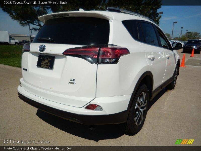 Super White / Black 2018 Toyota RAV4 LE