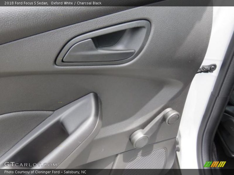 Oxford White / Charcoal Black 2018 Ford Focus S Sedan