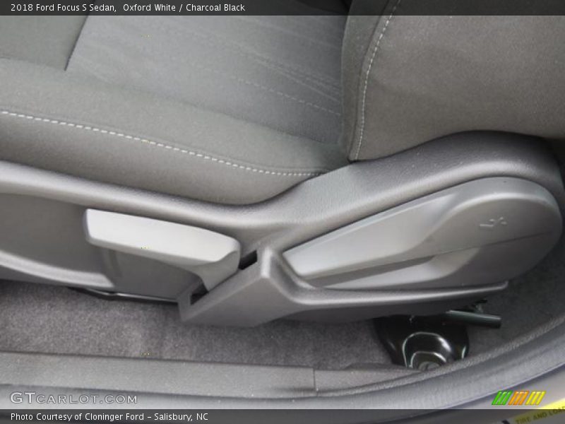 Oxford White / Charcoal Black 2018 Ford Focus S Sedan