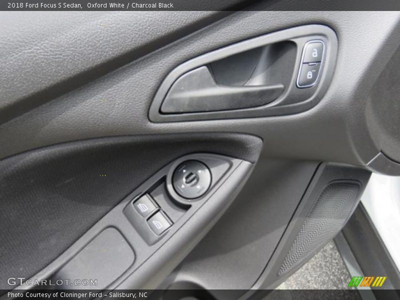 Oxford White / Charcoal Black 2018 Ford Focus S Sedan