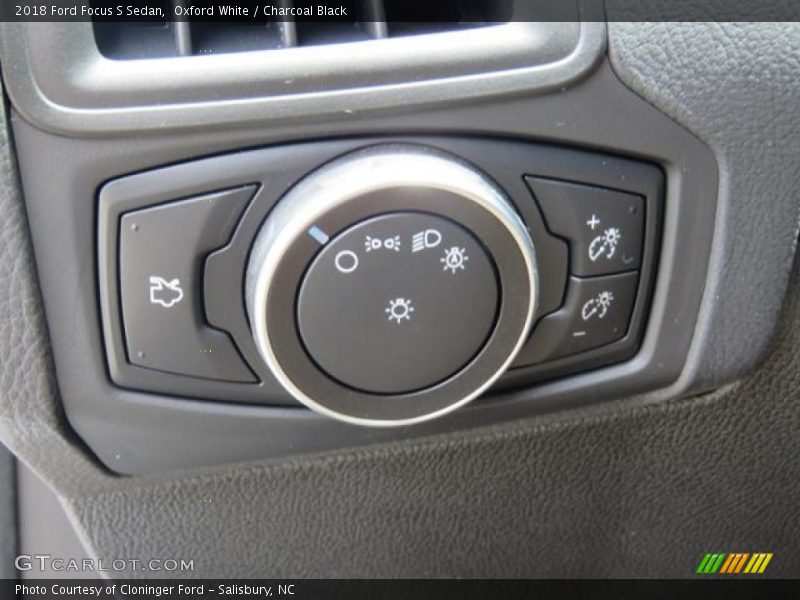 Oxford White / Charcoal Black 2018 Ford Focus S Sedan