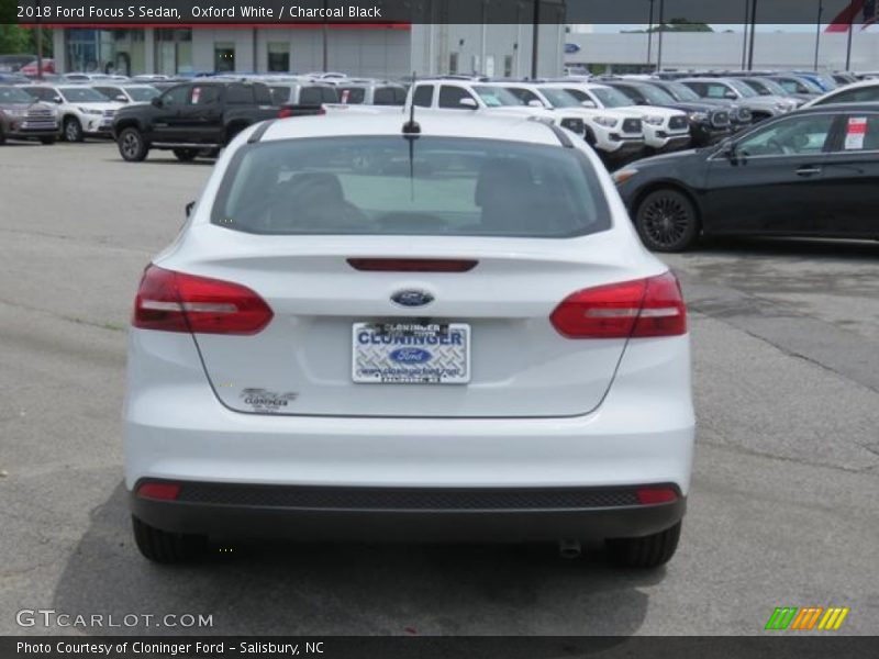 Oxford White / Charcoal Black 2018 Ford Focus S Sedan