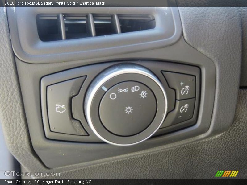 White Gold / Charcoal Black 2018 Ford Focus SE Sedan