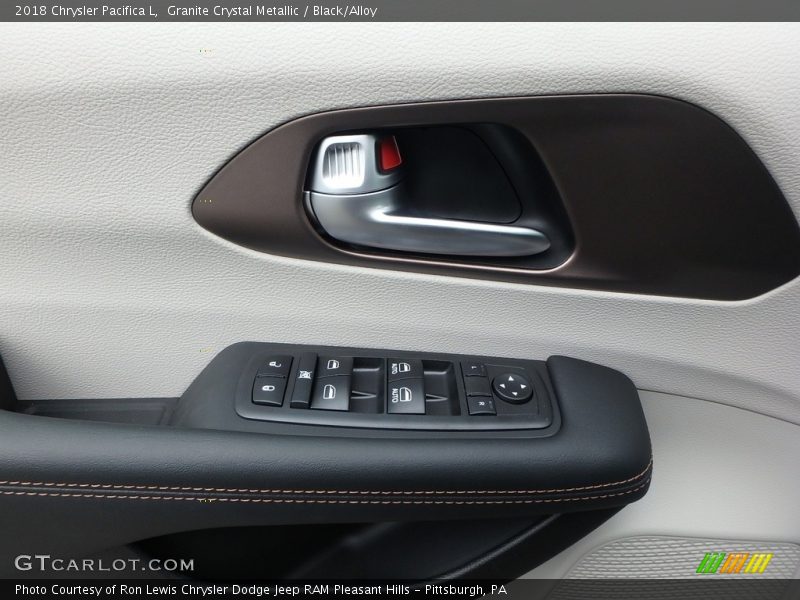 Granite Crystal Metallic / Black/Alloy 2018 Chrysler Pacifica L