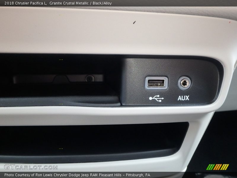 Granite Crystal Metallic / Black/Alloy 2018 Chrysler Pacifica L