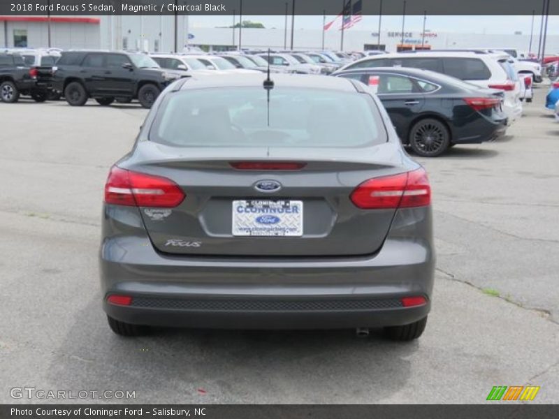 Magnetic / Charcoal Black 2018 Ford Focus S Sedan