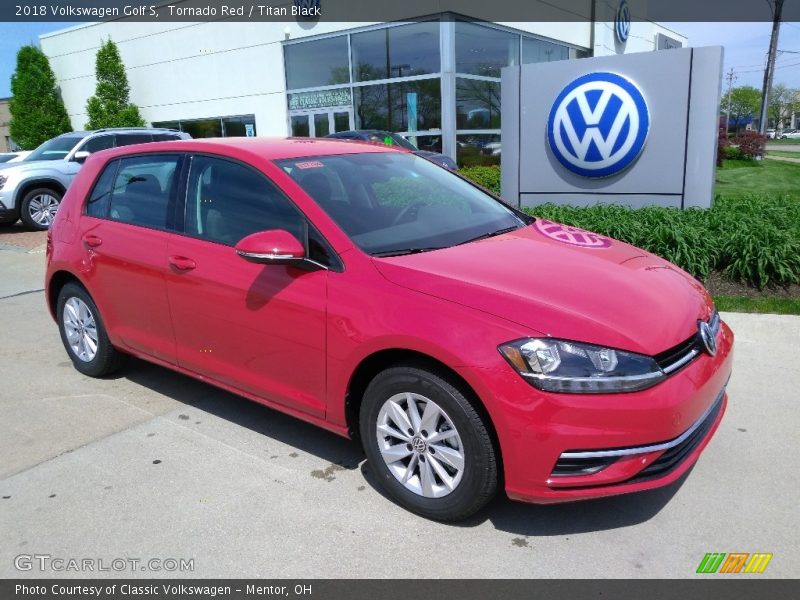 Front 3/4 View of 2018 Golf S