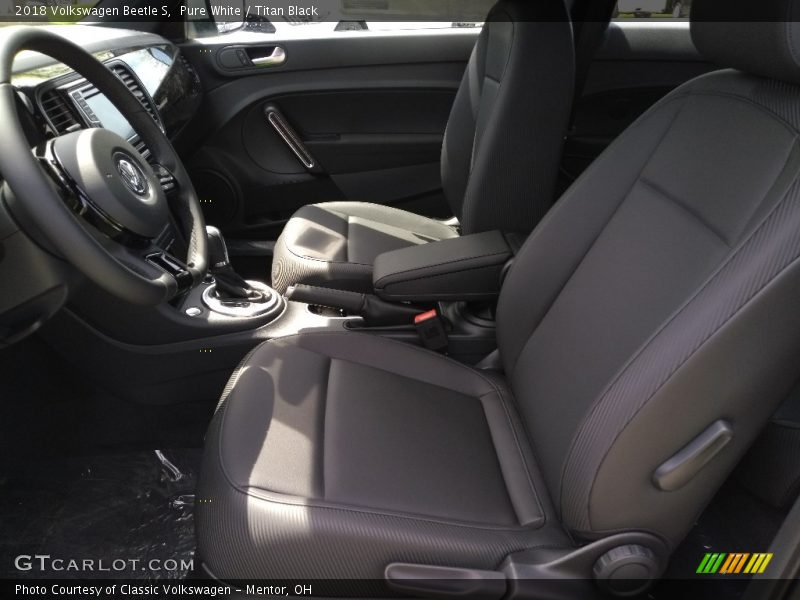 Pure White / Titan Black 2018 Volkswagen Beetle S