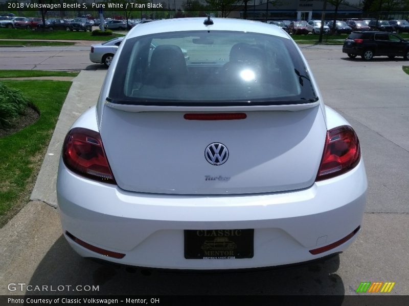Pure White / Titan Black 2018 Volkswagen Beetle S