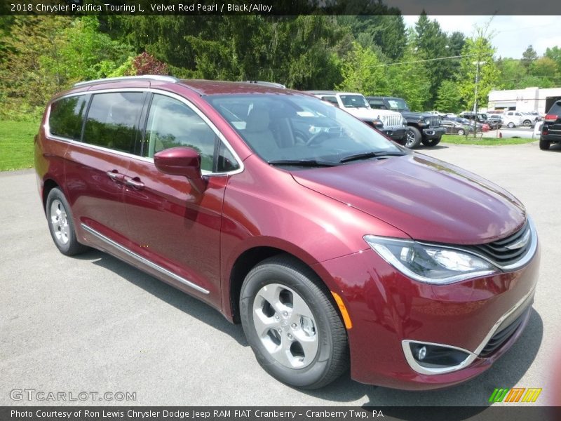 Front 3/4 View of 2018 Pacifica Touring L