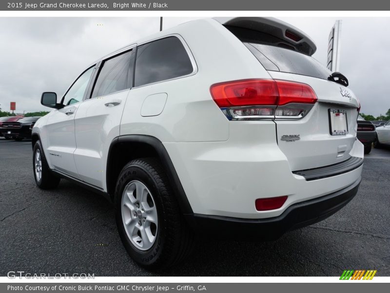 Bright White / Black 2015 Jeep Grand Cherokee Laredo