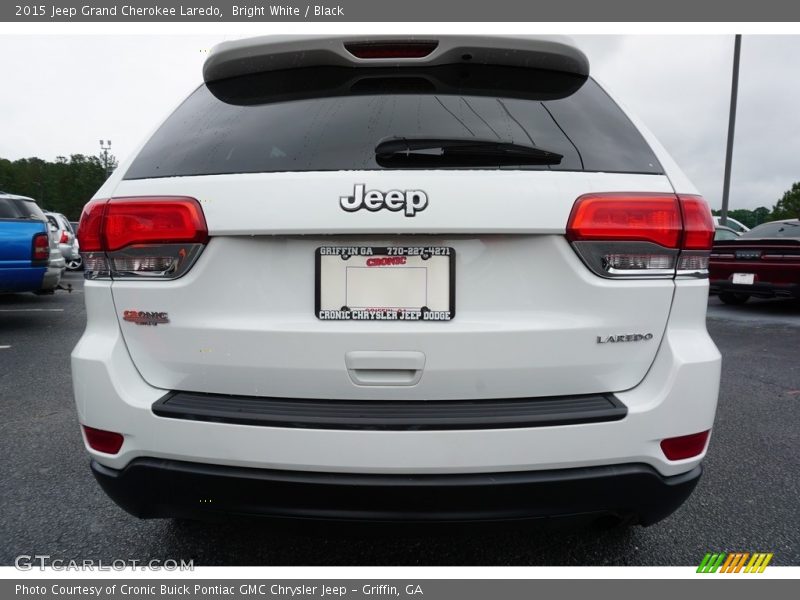 Bright White / Black 2015 Jeep Grand Cherokee Laredo