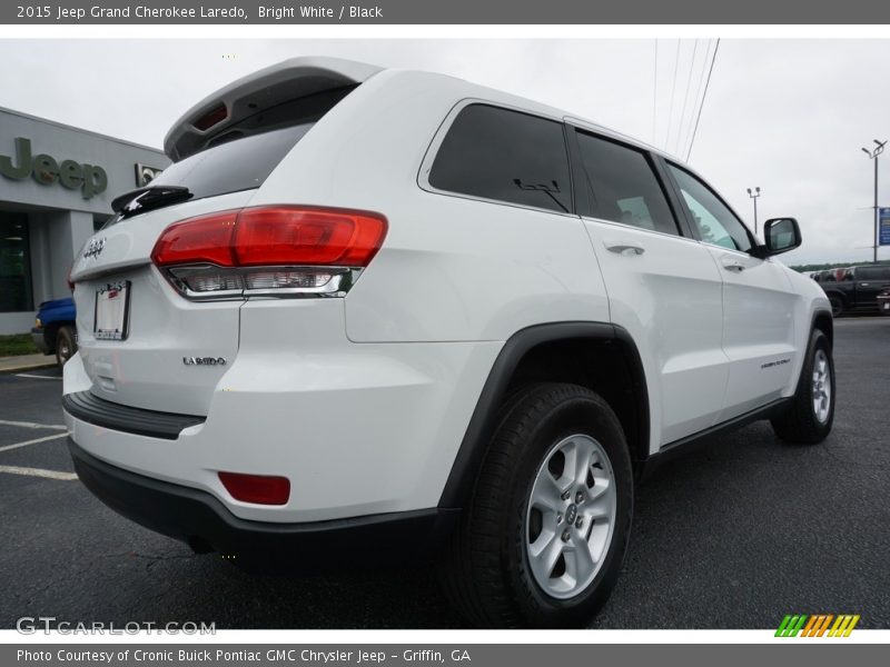 Bright White / Black 2015 Jeep Grand Cherokee Laredo