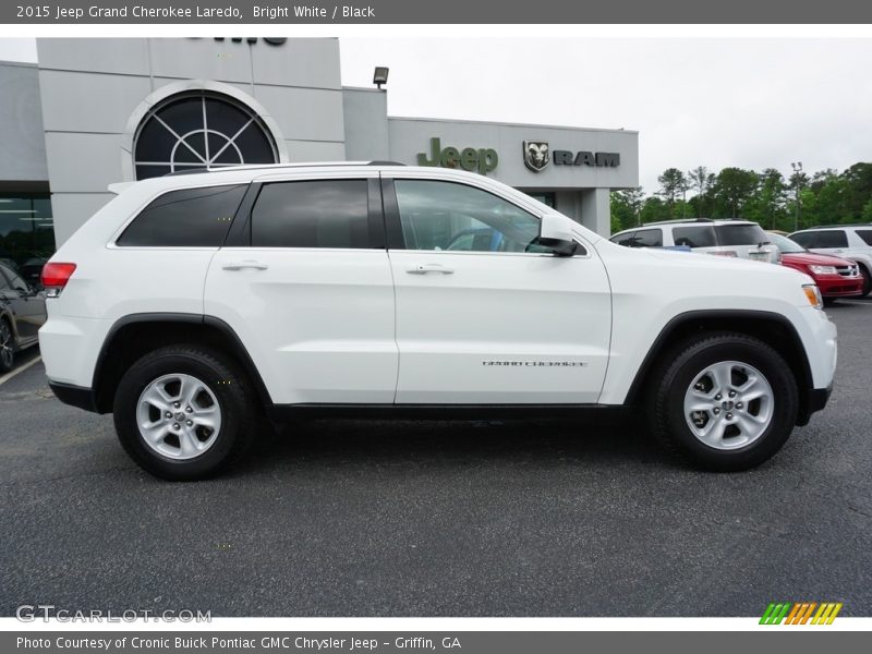 Bright White / Black 2015 Jeep Grand Cherokee Laredo