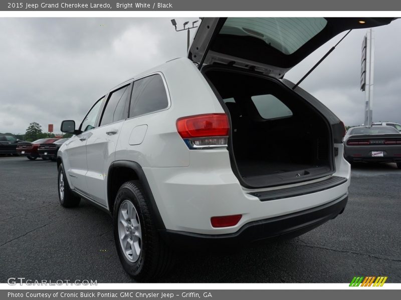 Bright White / Black 2015 Jeep Grand Cherokee Laredo