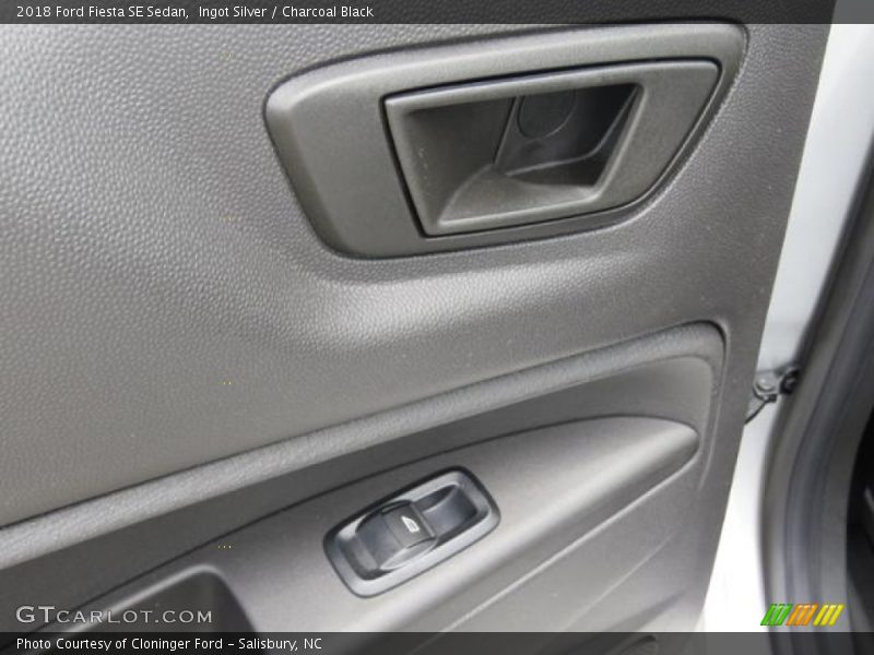 Ingot Silver / Charcoal Black 2018 Ford Fiesta SE Sedan