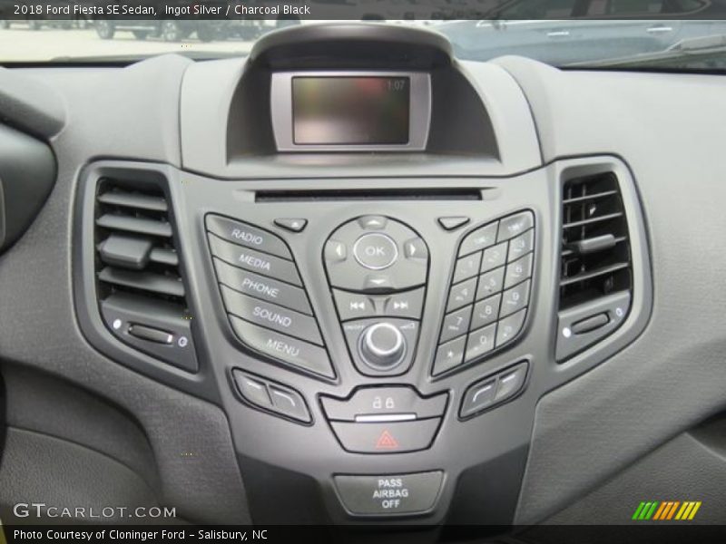 Ingot Silver / Charcoal Black 2018 Ford Fiesta SE Sedan