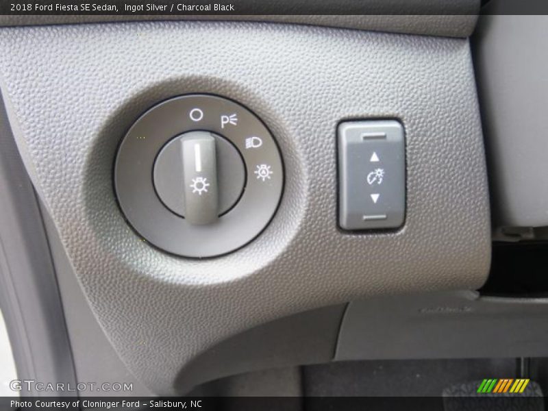 Ingot Silver / Charcoal Black 2018 Ford Fiesta SE Sedan