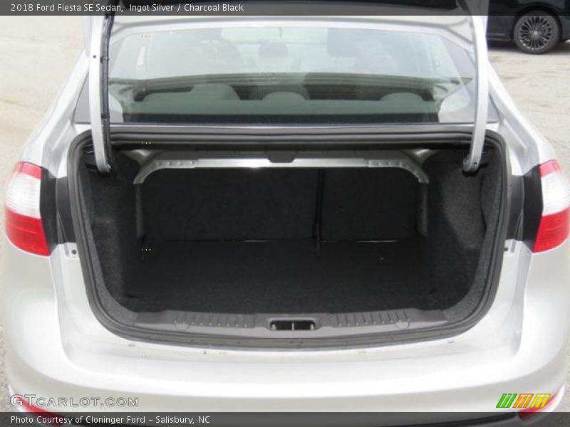 Ingot Silver / Charcoal Black 2018 Ford Fiesta SE Sedan