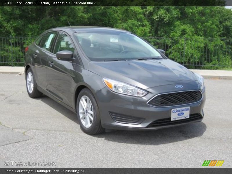Magnetic / Charcoal Black 2018 Ford Focus SE Sedan