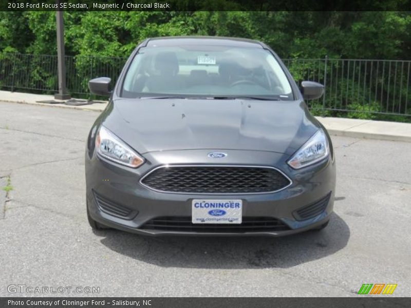 Magnetic / Charcoal Black 2018 Ford Focus SE Sedan
