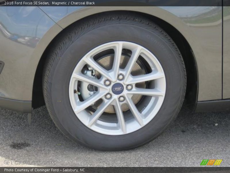 Magnetic / Charcoal Black 2018 Ford Focus SE Sedan