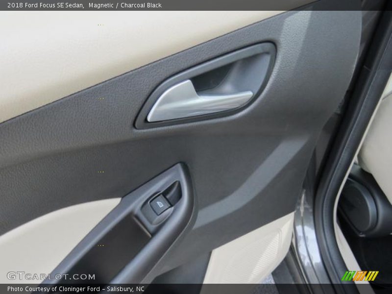 Magnetic / Charcoal Black 2018 Ford Focus SE Sedan