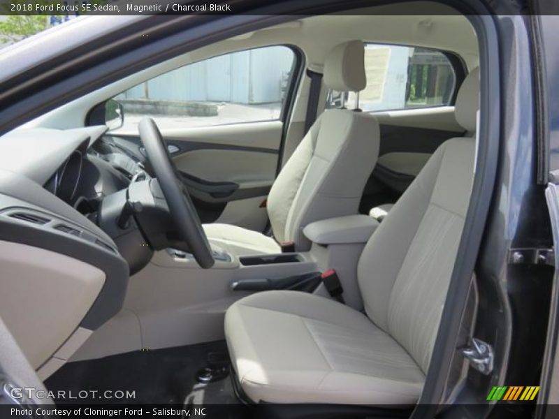 Magnetic / Charcoal Black 2018 Ford Focus SE Sedan