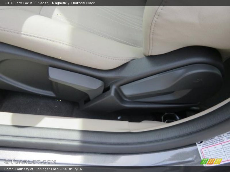 Magnetic / Charcoal Black 2018 Ford Focus SE Sedan
