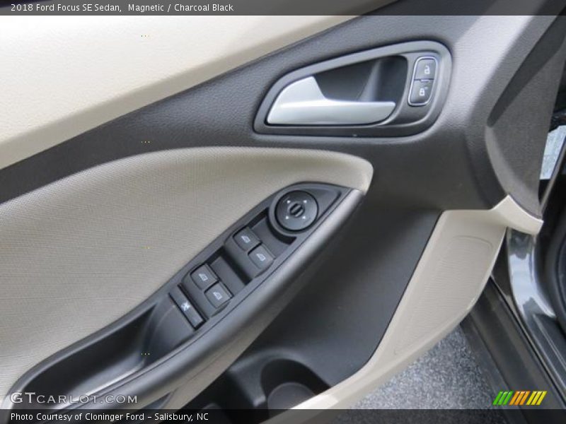 Magnetic / Charcoal Black 2018 Ford Focus SE Sedan