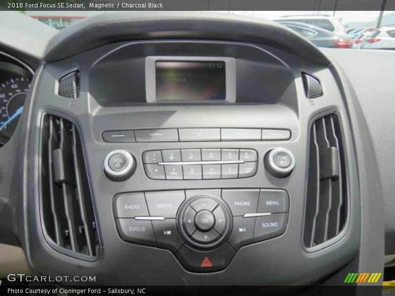 Magnetic / Charcoal Black 2018 Ford Focus SE Sedan