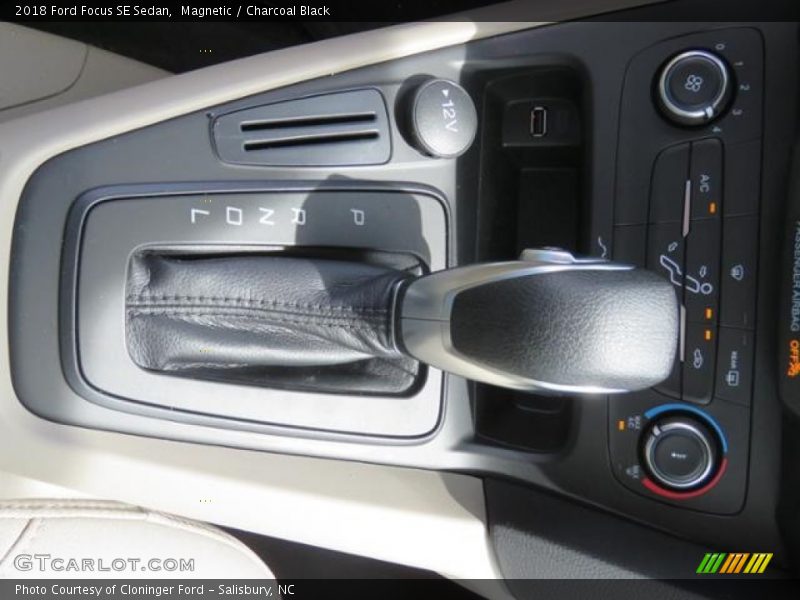 Magnetic / Charcoal Black 2018 Ford Focus SE Sedan