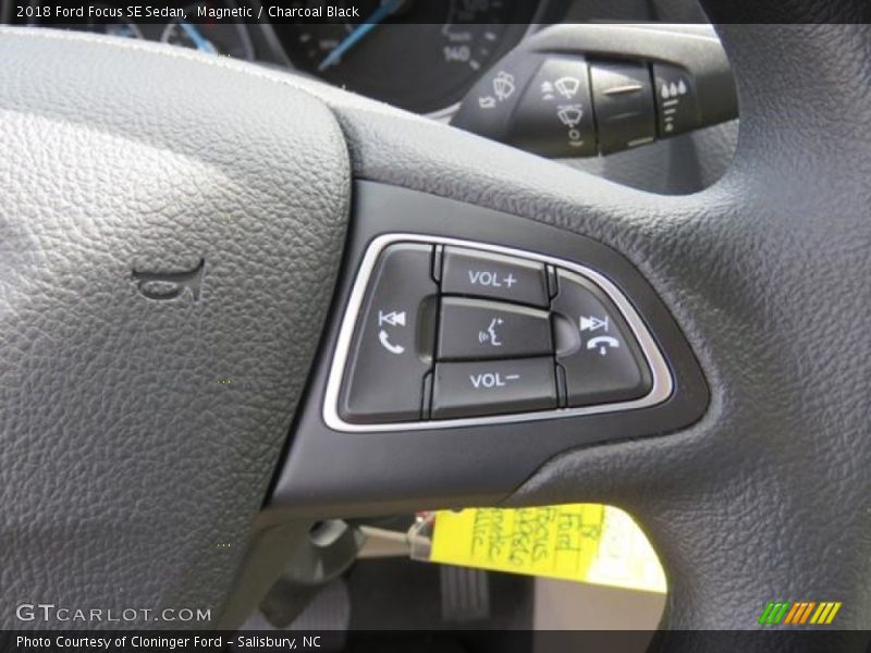 Magnetic / Charcoal Black 2018 Ford Focus SE Sedan