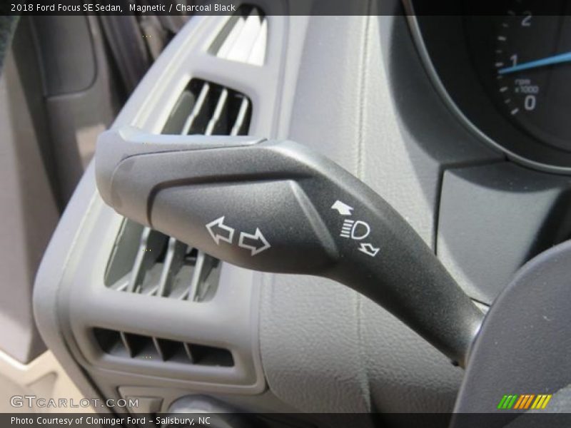 Magnetic / Charcoal Black 2018 Ford Focus SE Sedan