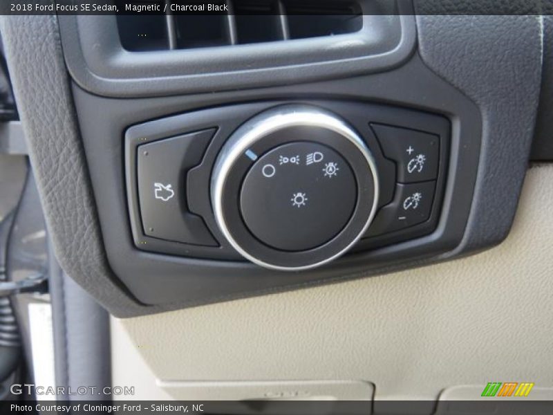 Magnetic / Charcoal Black 2018 Ford Focus SE Sedan