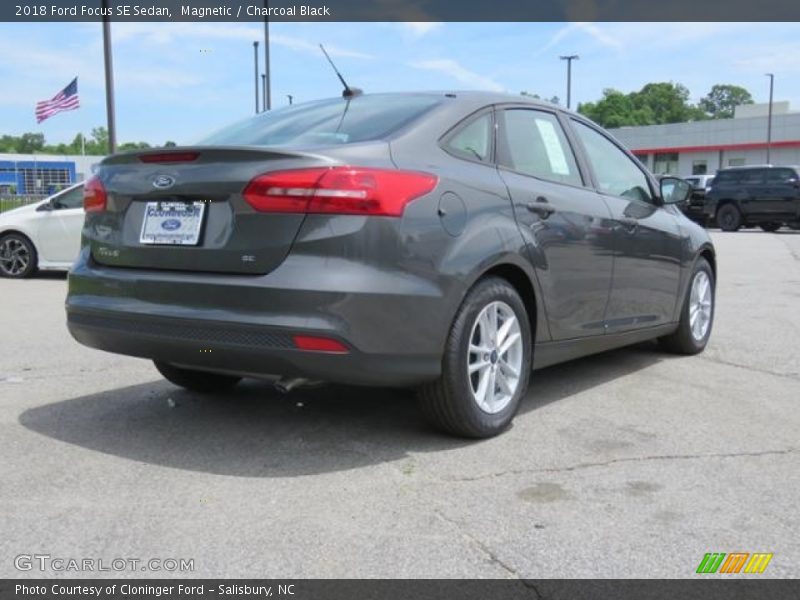 Magnetic / Charcoal Black 2018 Ford Focus SE Sedan