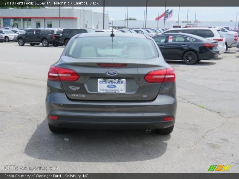 Magnetic / Charcoal Black 2018 Ford Focus SE Sedan
