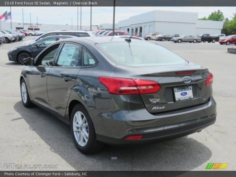 Magnetic / Charcoal Black 2018 Ford Focus SE Sedan