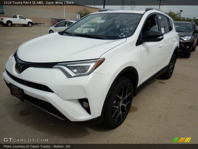 Super White / Black 2018 Toyota RAV4 SE AWD