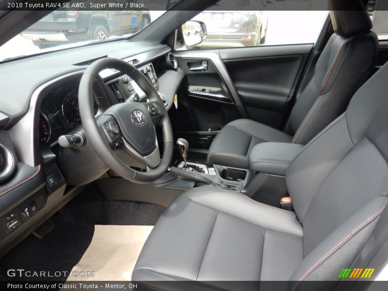Super White / Black 2018 Toyota RAV4 SE AWD