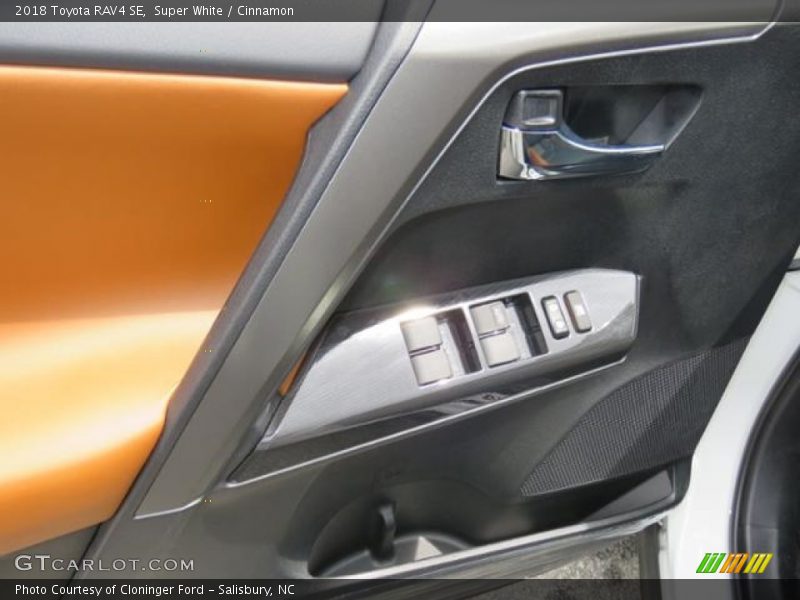 Super White / Cinnamon 2018 Toyota RAV4 SE