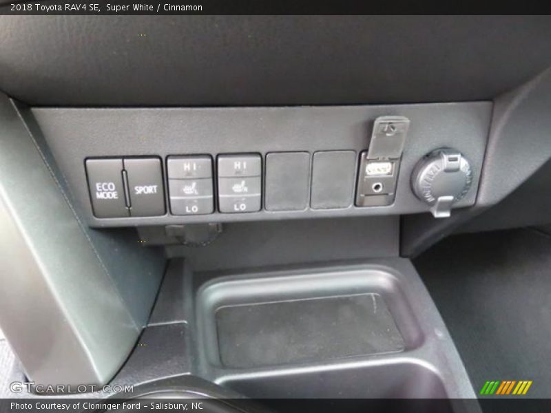 Super White / Cinnamon 2018 Toyota RAV4 SE